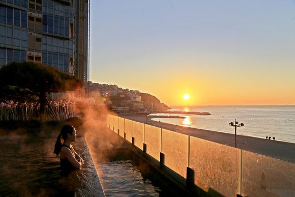 오션스파 씨메르에서 맞이 하는 일출 전경. ⓒ 파라다이스호텔 부산