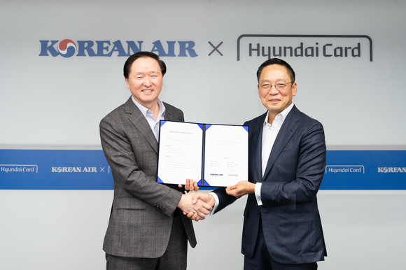 왼쪽부터 우기홍 대한항공 대표이사 사장과 정태영 현대카드 부회장이 계약 체결을 마친 뒤 기념촬영을 하고 있는 모습. ⓒ 대한항공