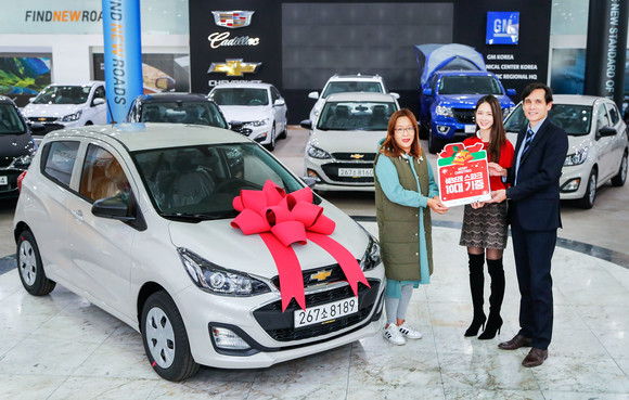 스파크 기증 수혜자 가족 대표(왼쪽), 미스코리아 홍보대사(가운데), 한국GM 영업·서비스·마케팅 부문 시저 톨레도 부사장이 함께 기념촬영을 하고 있는 모습. ⓒ 한국GM