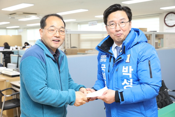 박성현 더불어민주당 부산시당 대변인이 동래구 선관위를 찾아 내년 총선 예비후보 등록을 하고 있다. ⓒ 민주당 부산시당