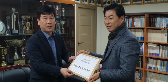 정정복 전 부산시축구협회장이 시체육회 선관위를 찾아 후보등록 하고 있다. ⓒ 프라임경제