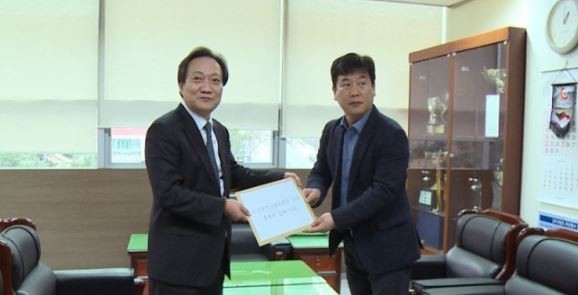 장인화 전 수석부회장 이 시체육회 선관위를 찾아 후보 등록 하고 있다.ⓒ 프라임경제