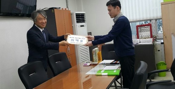 최택용 더불어민주당 부산 기장군 전 지역위원장이 17일 선관위를 찾아 총선 예비후보 등록을 하고 있다. ⓒ 최택용 예비후보