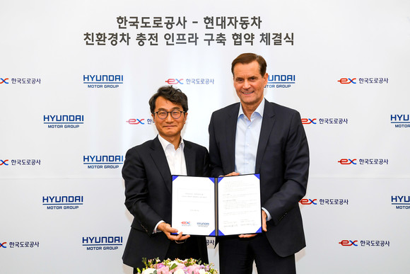 현대·기아차 토마스 쉬미에라 상품본부장과 한국도로공사 문기봉 기획본부장이 기념촬영을 하는 모습. ⓒ 현대자동차