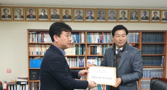 이달 17일 정정복 전 부산시축구협회장은 부산시체육회 선관위를 찾아 후보 등록 하고 있다. ⓒ 프라임경제
