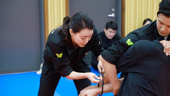 수해양경찰교육원에서 진에어 객실승무원이 체포술 교육을 받고 있는 모습. ⓒ 진에어