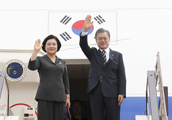 문 대통령은 23일 중국 베이징 공항에 도착해 한중 정상회담을 가진 후 청두에서 리커창 총리와 회담을 가질 예정이다. ⓒ 청와대