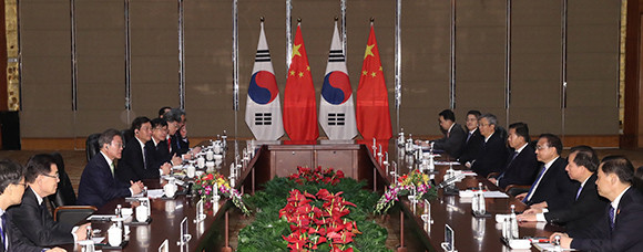 문재인 대통령은 리커창 중국 총리와의 회담에서 "수교 30년을 앞둔 지금 양국이 함께 지켜 온 협력의 가치를 더욱 심화시키고, 다양한 영역으로 확산해 갈 것이라고 생각한다"고 말했다. ⓒ 연합뉴스