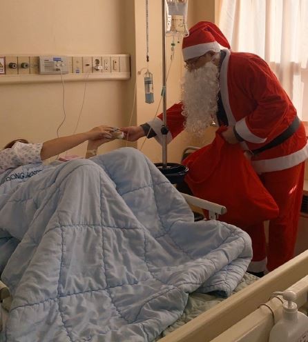 산타가 병실을 찾아 크리스마스 선물을 건네고 있다. ⓒ 대동병원
