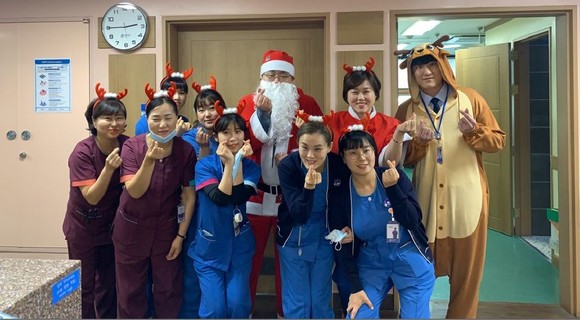 산타와 루돌프로 변신한 직원들이 환우들을 위해 크리스마스 이벤트를 진행하고 있다. ⓒ 대동병원