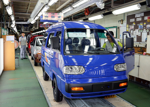 한국GM 창원공장 내 경상용차 조립라인. ⓒ 한국GM