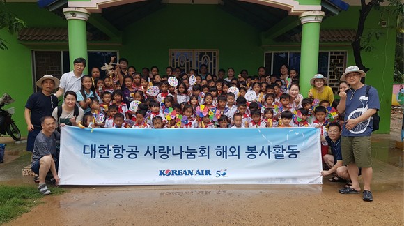 지난 6월 사랑 나눔회 단원들은 캄보디나 뜨람크나 지역을 찾아 배수로 및 하수관 시설물을 보수했다. ⓒ 대한항공