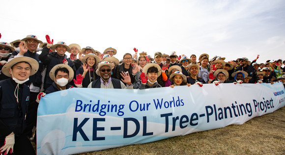 대한항공은 몽골 사막화 지역에서 임직원들과 함께 직접 나무심기 활동을 벌이며 지구촌 환경 개선에 앞장서고 있다. ⓒ 대한항공
