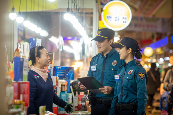 부산경찰이 전국에서 첫 시행하는 이윳순찰대가 시민들로 부터 큰 호응을 얻고 있다. ⓒ 부산경찰청