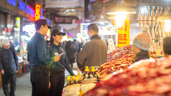 부산경찰이 전국에서 첫 시행하는 이윳순찰대가 시민들로 부터 큰 호응을 얻고 있다. ⓒ 부산경찰청