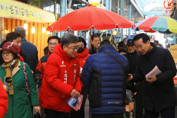서범수 자유한국당 울주당협 위원장과 당직자들이 27일 울주군 언양읍에서 정부규탄 대국민 홍보전을 펼치고 있다. ⓒ 자유한국당 울주당협