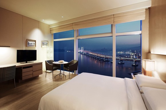 광안대교 조망이 매력적인 객실 전경. ⓒ 파크 하얏트 부산