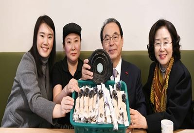 오거돈 부산시장과 구경민 부산시의원이 싱글맘들과 함께 포장 체험을 하고 있다. ⓒ 부산시