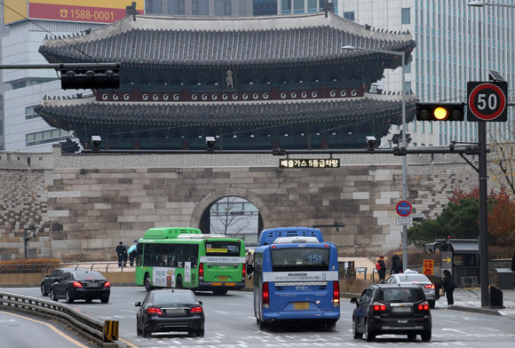 지난해 12월1일부터 노후 경유차 등 배출가스 5등급 차량이 옛 서울 한양도성 내부(사대문 안)의 녹색교통지역에 진입하면 과태료 25만원이 부과된다. 사진은 서울 숭례문 인근에서 단속카메라가 운영되고 있는 모습. ⓒ 연합뉴스