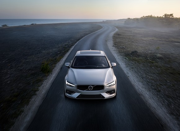 볼보자동차코리아는 S60 등 높은 인기로 인해 출고까지 6개월 이상 기다려야 하는 주요 신차들의 물량을 전년 대비 50% 이상 추가 확보했다. ⓒ 볼보자동차코리아