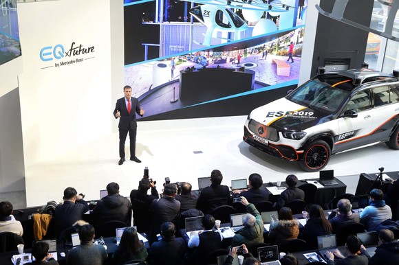 디미트리스 실라키스 사장이 지난해 주요 성과 및 올해 계획을 발표하고 있다. ⓒ 메르세데스-벤츠 코리아