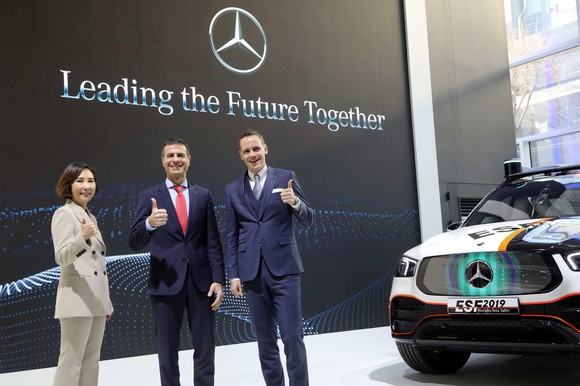 왼쪽부터 조명아 네트워크 개발&디지털하우스 부문 총괄 부사장, 디미트리스 실라키스 대표이사 사장, 마크 레인 제품&마케팅 부문 총괄 부사장. ⓒ 메르세데스-벤츠 코리아