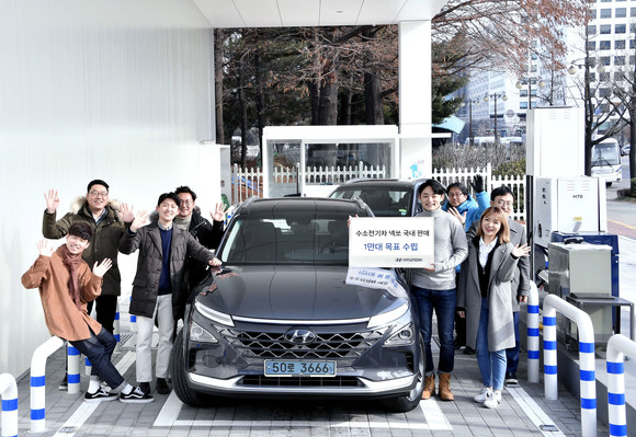 서울 여의도 국회충전소에서 현대차 관계자들이 기념촬영을 하고 있다. ⓒ 현대자동차