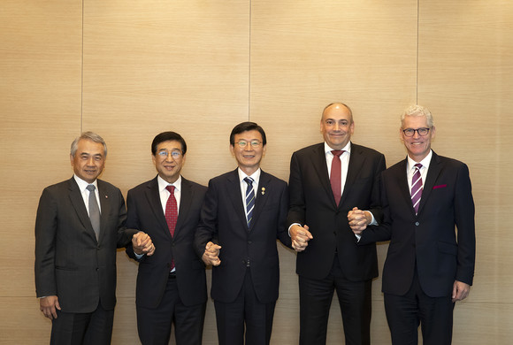 왼쪽부터 Bronson Hsieh 양밍 회장 겸 사장, 배재훈 현대상선 사장, 문성혁 해수부장관, Rolf Habben Jansen 하팍로이드 사장, Jeremy Nixon ONE 사장. ⓒ 현대상선