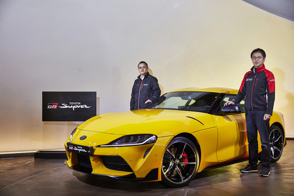 왼쪽부터 타케무라 노부유키 토요타 코리아 사장, 타다 테츠야 CE. ⓒ 토요타 코리아