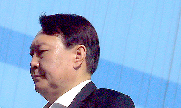 윤석열 검찰총장은 "'계엄령 문건 수사'와 무관하다"며 "문건을 작성한 조현천 기무사령관의 신병이 확보되지 않은 상태에서 수사를 재개하기는 어렵다"고 밝혔다. ⓒ 연합뉴스