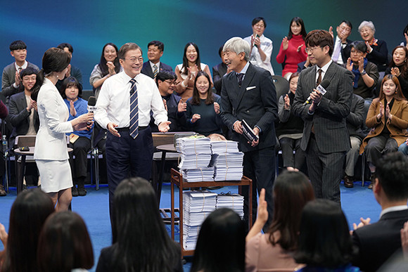 문재인 대통령은 국민 의견과 질문에 답하겠다는 약속을 지키기 위해 지난해 11월 열린 '국민과의 대화' 사연에 대한 답변을 청와대 홈페이지에 올렸다. ⓒ 청와대