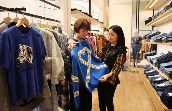 2020년 트랜드 컬러로 짙고 어두운 '네이비 블루'와 밝고 연한 '스카이 블루'의 중간색인 '클래식 블루(Classic Blue)'가 대세로 떠오를 전망이다. ⓒ 신세계 센텀시티