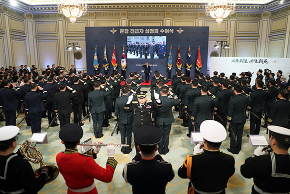 삼정검 수여식 대상자는 육군 53명, 해군 13명, 공군 11명 등 총 77명으로, 이번 수여식에서는 2명의 여성 준장이 포함돼 있다. ⓒ 청와대