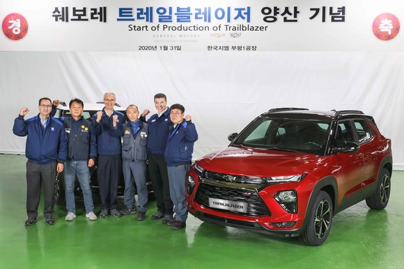 카허 카젬 사장, 로베르토 렘펠 사장, 김성갑 지부장이 임직원들과 함께 기념촬영을 하고 있는 모습. ⓒ 한국GM