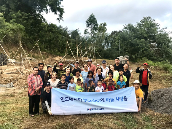 대한항공 사내봉사단인 사나사(사랑을 나누는 사람들)가 인도네시아 술라웨시섬 톤다노 지역에서 현지 주민들을 위한 봉사활동을 펼쳤다. ⓒ 대한항공