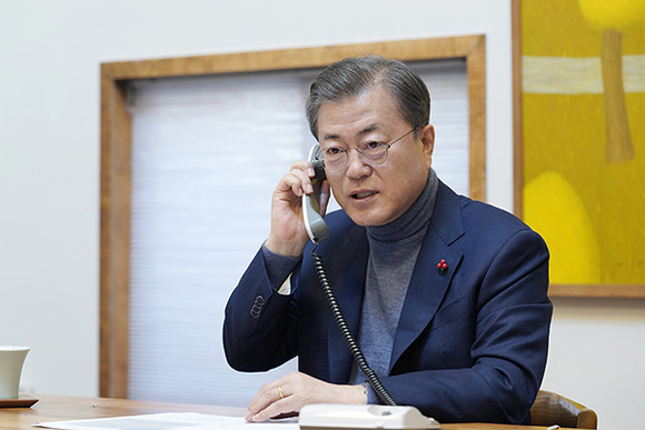 문재인 대통령은 우한 현지에서 교민들의 안전에 최선을 다하고 있는 총영사관의 이광호 부총영사와 정다운 영사에게 전화를 걸어 격려의 말을 전했다. ⓒ 청와대