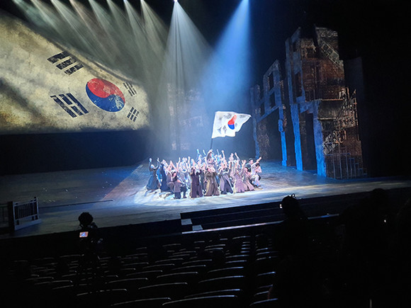 역사상 최초로 일본군 '위안부'와 제주 4.3을 다룬 원작 드라마를 극화한 뮤지컬 '여명의 눈동자'는 우리 아픈 역사를 예술로 승화시킨 감동을 현대를 살아가는 관객들에게 선사한다. = 김경태 기자