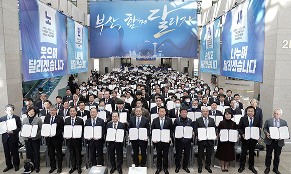 문재인 대통령은 "그동안 협약서를 체결한 지역 이외에도 많은 지자체에서 상생을 추구하는 노력들이 진행되고 있다"며 "상생형 일자리 모델이 전국적으로 더욱 확산될 수 있도록 정부 차원에서 적극적으로 지원하겠다"고 밝혔다. ⓒ 청와대