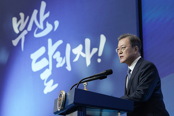 문재인 대통령은 축사를 통해 "부산형 일자리는 미래 전기차 부품산업 유치를 통한 경제활력 제고라는 부산지역 노·사·민·정의 염원이 담긴 프로젝트"라고 평가했다. ⓒ 청와대