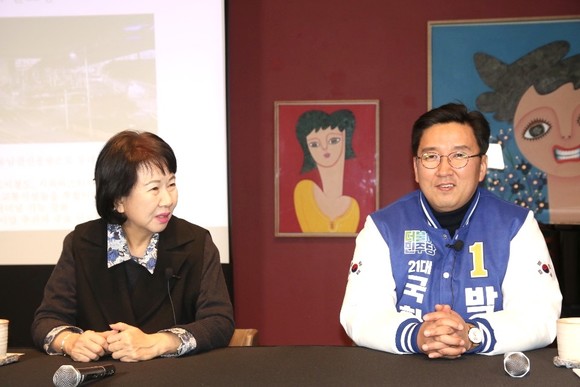 유투브 채널 생방송 '손혜원TV' 부산 동래시장편에 박성현 예비후보가 출연해 함께 진행하고 있다. ⓒ 박성현선거사무소