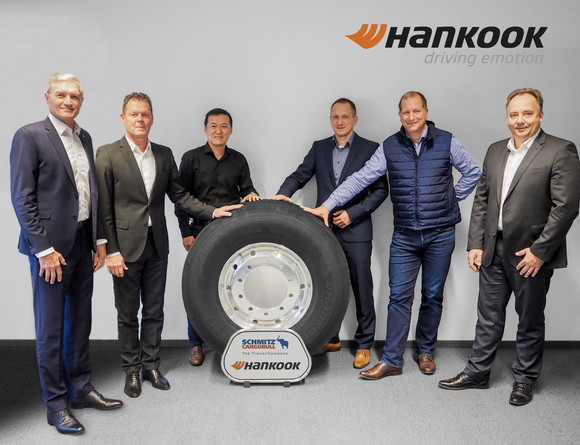 슈미츠 카고불과의 전략적 파트너십 연장 협약식에서 한국타이어 송호범 독일법인장과 슈미츠 카고불 관계자들과 기념 촬영을 진행하고 있다. ⓒ 한국타이어