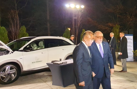 정의선 수석부회장과 전미주지사협회 의장인 래리 호건(Larry Hogan) 메릴랜드 주지사가 넥쏘 공기정화 시연을 지켜본 뒤 수소전기차, 수소경제 사회에 대해 의견을 나누고 있는 모습. ⓒ 현대자동차그룹