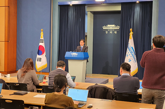강민석 청와대 대변인은 "대통령의 임기 후반이라서 오히려 대변인직을 수락했다"며 "축구도 전반보다 후반전이 중요하다. 현재 대통령 임기 후반은 경제 승패가 좌우되는 시점이다. 이 시기에 더 헌신할 것이 많다고 생각한다"고 말했다. = 김경태 기자