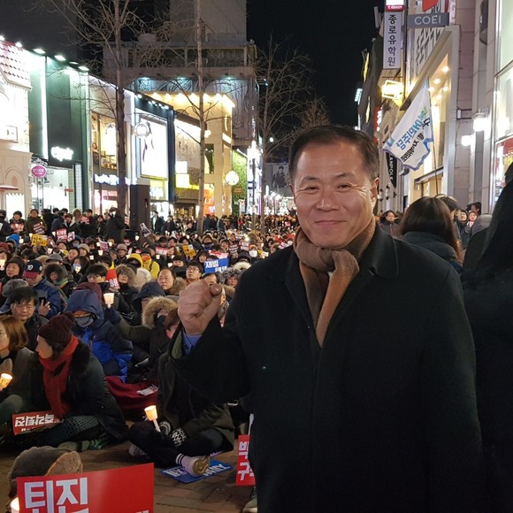 정진우 전 부대변인이 '촛불 집회'에 참석해 수많은 시민들과 함께 박근혜 정권퇴진을 외치고 있다. ⓒ 정진우 선거사무소