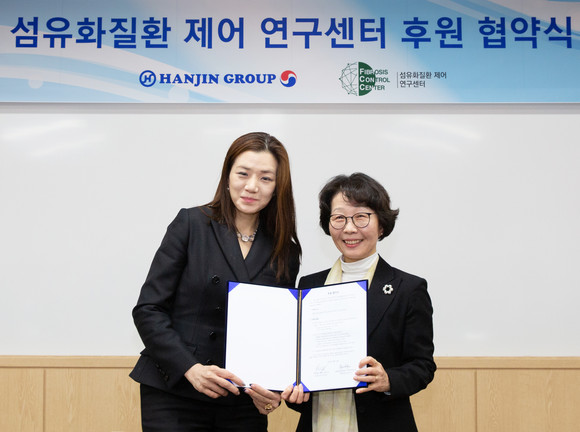 조현민 한진칼 전무(왼쪽)와 하헌주 이화여자대학교 약학대학장이 기념촬영을 하고 있는 모습. ⓒ 한진그룹