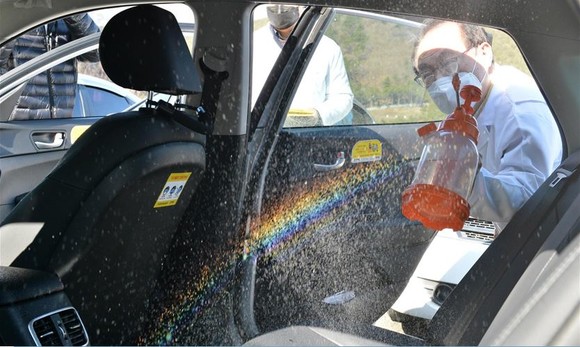 오거돈 부산시장은 개인택시조합을 방문해 직접 방역활동에 참여했다. ⓒ 부산시