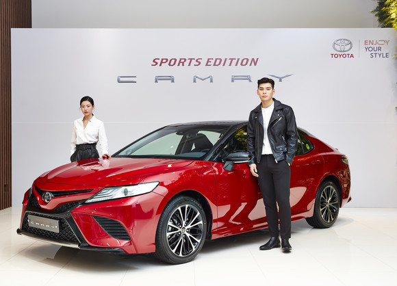 캠리 스포츠 에디션은 기존 캠리 가솔린모델에 스포티하고 스타일리시한 디자인 요소를 더한 모델이다. ⓒ 토요타 코리아