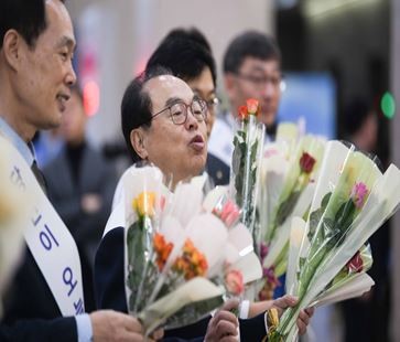 14일 시청 1층 로비에서 '부산 화훼농가 꽃 나눔, 보듬이 장터'가 열렸다. ⓒ 부산시
