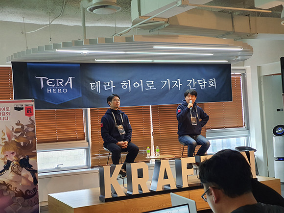 노동환 레드사하라 디렉터는 '테라 히어로'가 세상에 선보이는 3번째 모바일게임이라는 의미에 대해 "이미 2개의 프로젝트가 한창 개발중이고 어떤 장르 어떤 엔진으로 개발하는지 알았다"며 "차별화 재미를 선보일 수 있을까 고민한 결과, 그런 의미에서 3번째라는 의미는 고민의 과정이기는 했지만 결과적으로 큰 행운이었다"고 말했다. = 김경태 기자