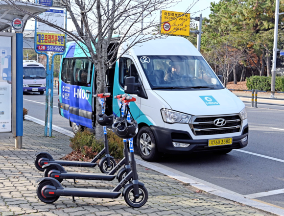 사진은 영종국제도시에서 현대차와 인천시가 공동으로 선보인 수요응답형 버스 I-MOD와 전동킥보드 기반의 I-ZET 시범서비스 모습. ⓒ 현대자동차